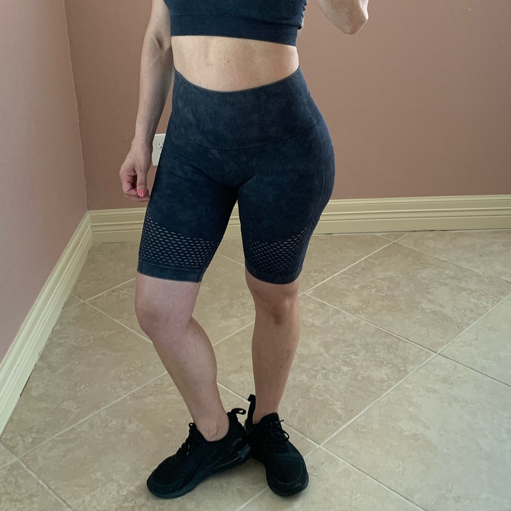 Last 1..NAOMI  Bermuda Leggings -Black